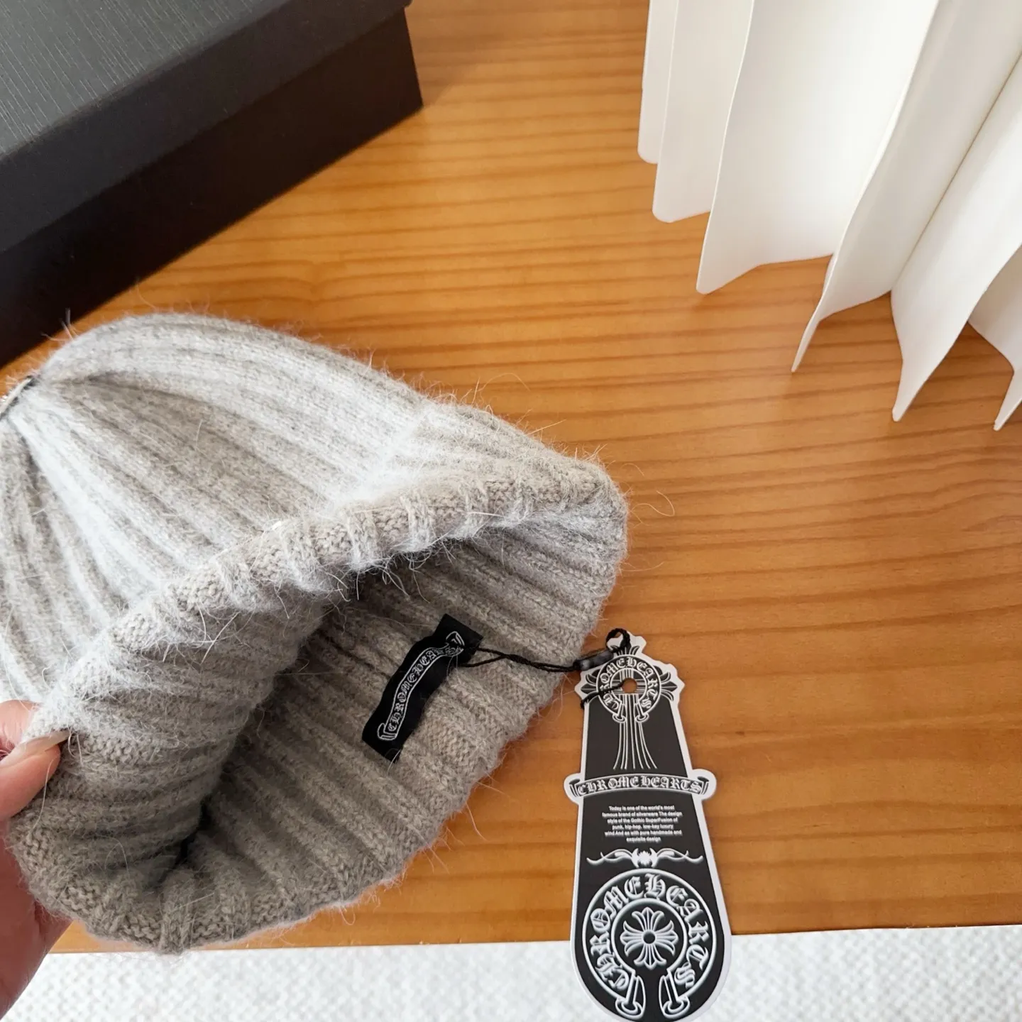 💰60 Crow Heart Autumn and Winter Wool Knitted Beanie This must be a favorite of minimalism. It is clean, neat, fashionable and versatile, and will definitely not be picky about your face shape! A fashionable classic that lasts forever! Fashionable black and white can be purchased together!